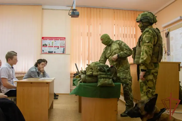 К 10-летию образования Росгвардии в ЛНР саперы и кинолог провели урок мужества для старшеклассников