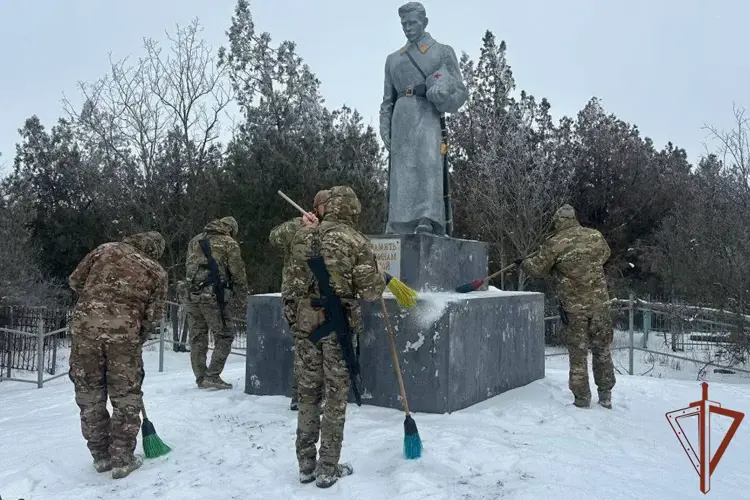В Херсонской области росгвардейцы привели в порядок памятник и места захоронений воинам Великой Отечественной войны  
