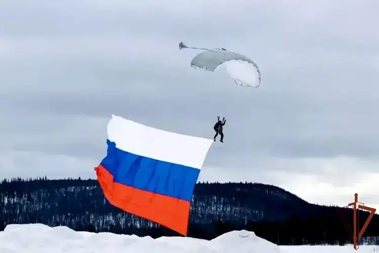 Спецназовцы Росгвардии десантировались с парашютом в экстремальных условиях Крайнего Севера (видео)