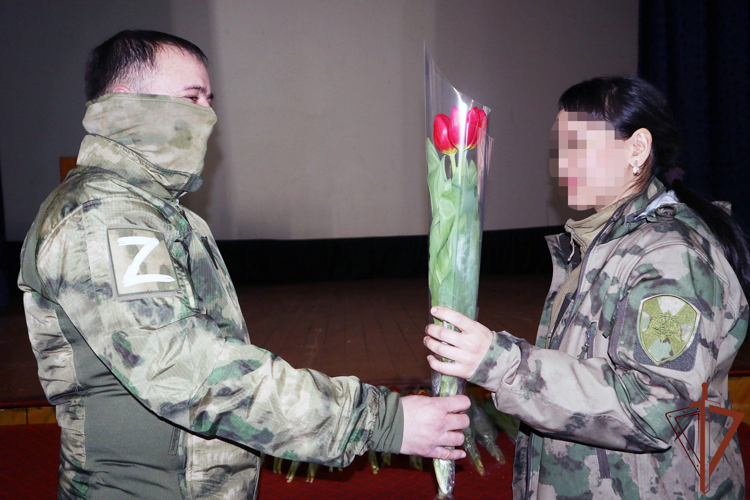 Росгвардейцы поздравили женщин-военнослужаших и сотрудников ведомства, выполняющих задачи специальной военной операции