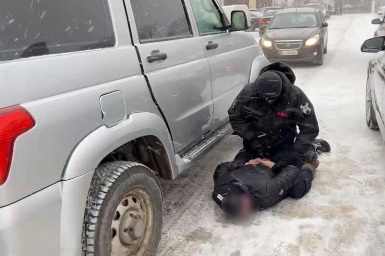 В Кировской области при силовой поддержке Росгвардии пресечена деятельность преступной группы, присваивавшей выплаты участников СВО (видео)