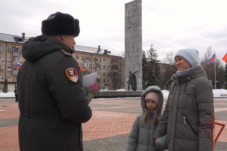 Военнослужащие дивизии имени Ф. Э. Дзержинского поздравили женщин с 8 Марта (видео)