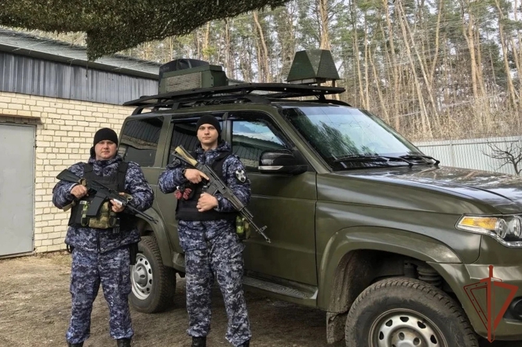 В Белгородской области росгвардейцы оказали помощь водителю, пострадавшему в результате атаки дрона ВСУ на гражданский автомобиль