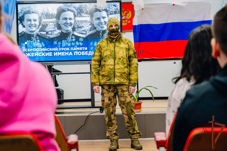 Росгвардейцы поздравили женщин в новых российских регионах