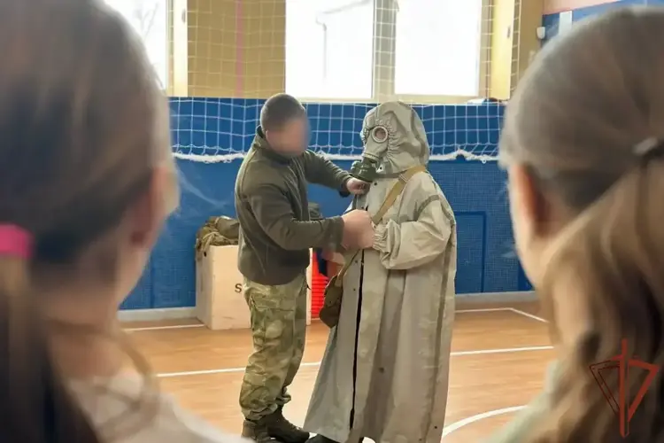 Росгвардейцы провели занятия по обеспечению личной безопасности для юнармейцев Донецкой Народной Республики