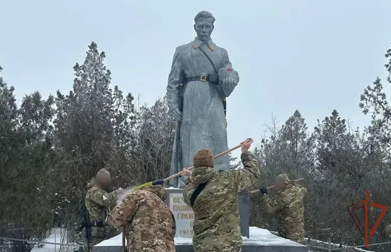 В Херсонской области росгвардейцы привели в порядок памятник и места захоронений воинам Великой Отечественной войны  