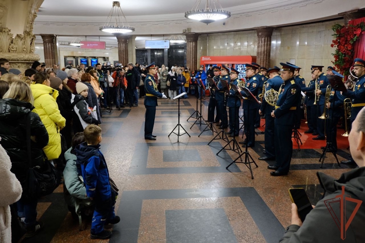 Военные музыканты Росгвардии поздравили женщин с 8 Марта в Московском метрополитене (видео)