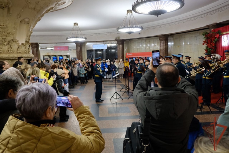 Военные музыканты Росгвардии поздравили женщин с 8 Марта в Московском метрополитене (видео)