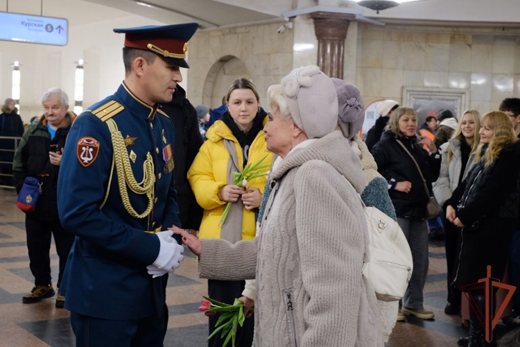 Военные музыканты Росгвардии поздравили женщин с 8 Марта в Московском метрополитене (видео)
