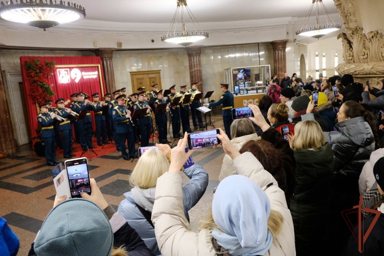 Военные музыканты Росгвардии поздравили женщин с 8 Марта в Московском метрополитене (видео)