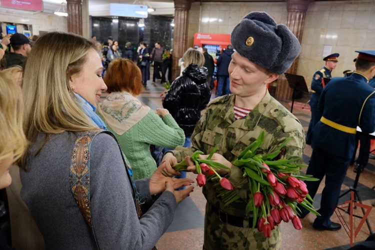 Военные музыканты Росгвардии поздравили женщин с 8 Марта в Московском метрополитене (видео)