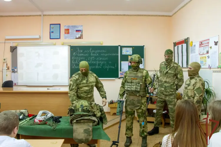 К 10-летию образования Росгвардии в ЛНР саперы и кинолог провели урок мужества для старшеклассников