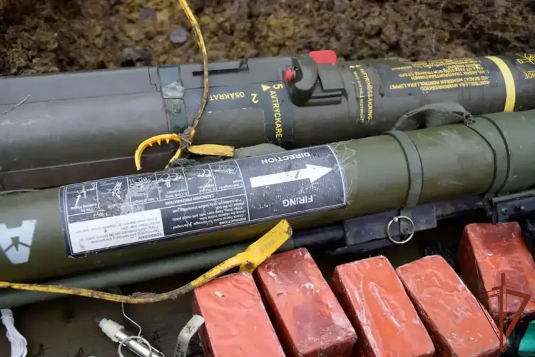 В ЛНР росгвардейцы обнаружили тайник с вооружением иностранного производства (видео)