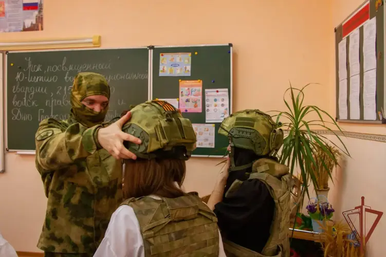 К 10-летию образования Росгвардии в ЛНР саперы и кинолог провели урок мужества для старшеклассников