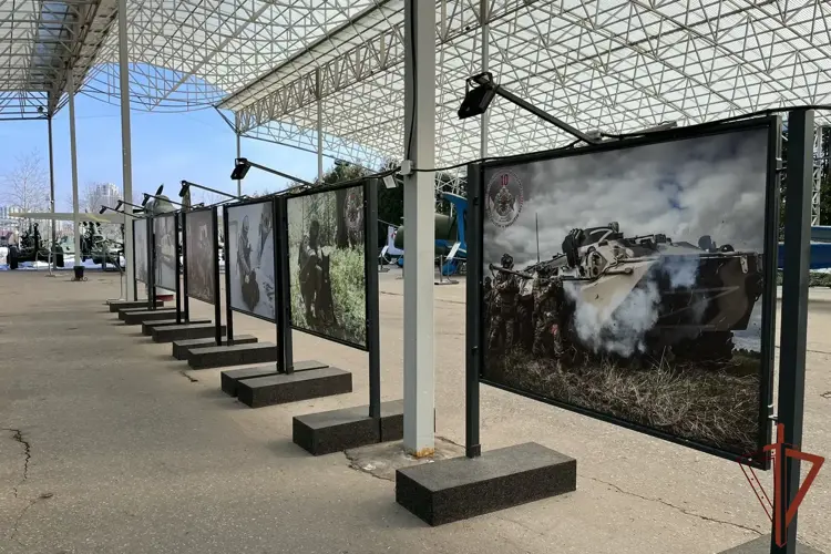 Фотовыставка к юбилею Росгвардии открывается на Поклонной горе (видео)