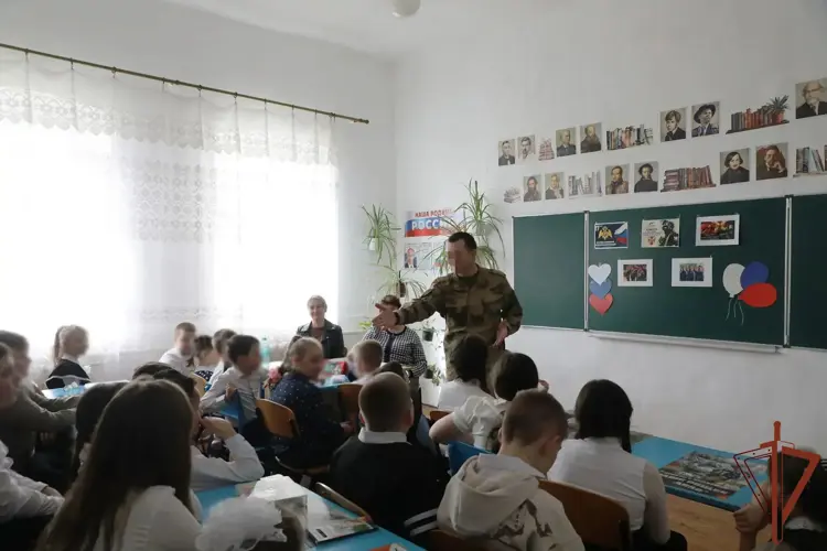 Росгвардейцы провели урок мужества для учеников одной из старейших школ ДНР