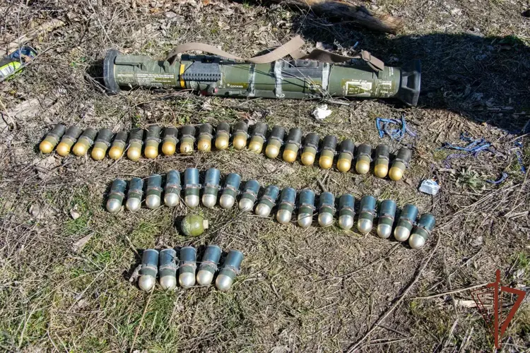 Росгвардейцы в ЛНР обнаружили тайники с оружием и боеприпасами иностранного производства (видео)