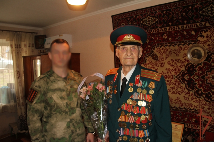 Представители Росгвардии поздравили со 100-летним юбилеем ветерана Великой Отечественной войны в ЛНР