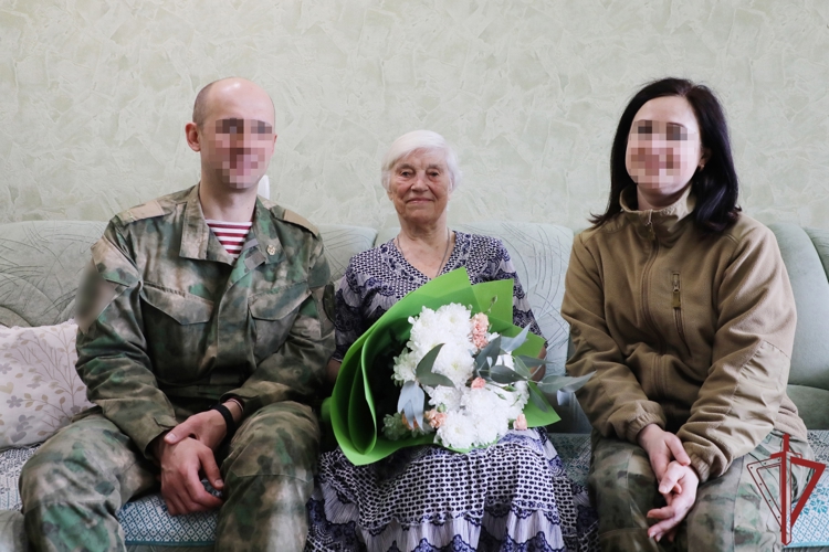 Военнослужащие, выполняющие задачи в ДНР, навестили ветерана Великой Отечественной войны в Мариуполе (видео)
