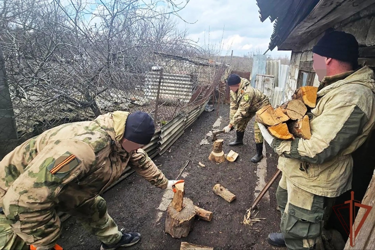В ДНР росгвардейцы оказывают помощь местным жителям