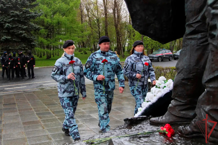 В Москве росгвардейцы почтили память ликвидаторов Чернобыльской катастрофы (видео)