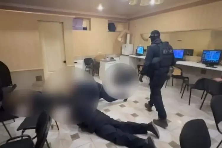 При силовой поддержке спецназа Росгвардии задержаны подозреваемые в незаконной организации и проведении азартных игр в Калуге (видео)
