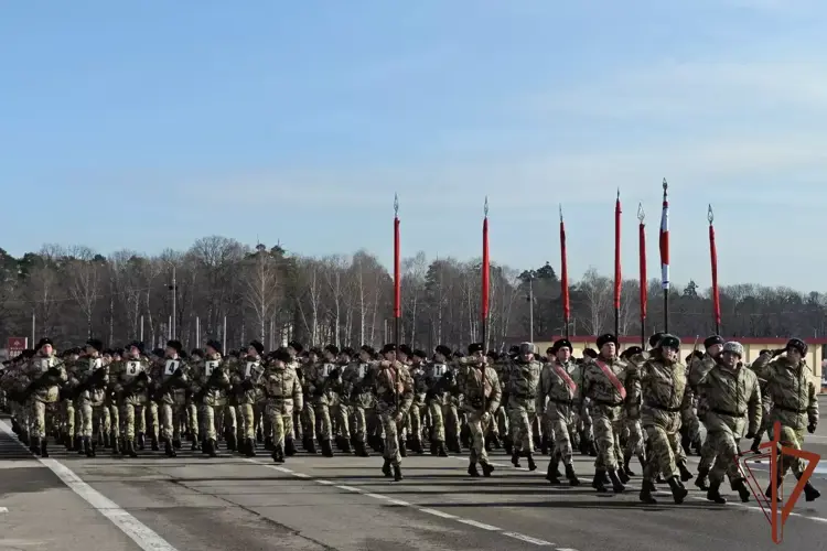 Военнослужащие Росгвардии приступили к завершающему этапу подготовки парадного расчета 