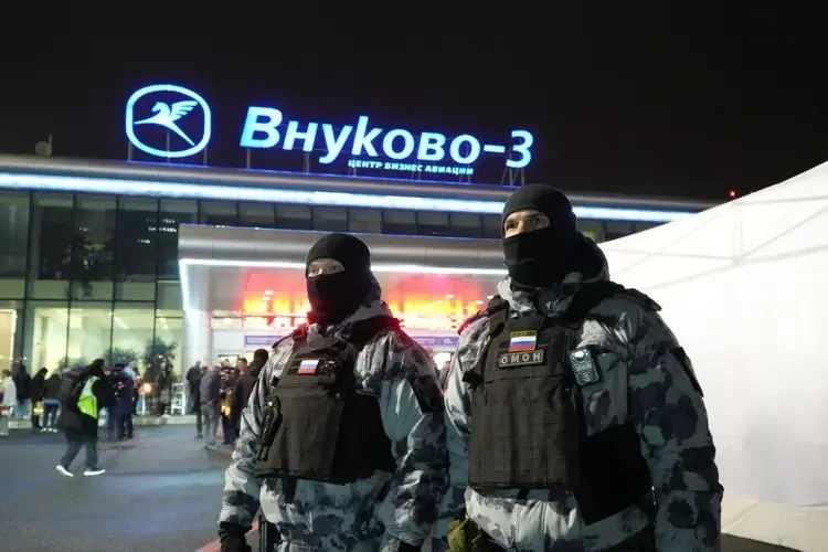 Сотрудники Росгвардии обеспечили безопасность во время прибытия Благодатного огня в Москву (видео)