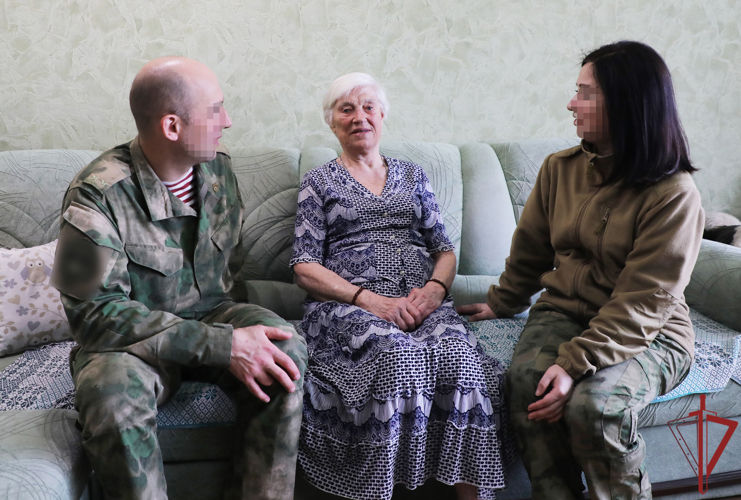 Военнослужащие, выполняющие задачи в ДНР, навестили ветерана Великой Отечественной войны в Мариуполе (видео)
