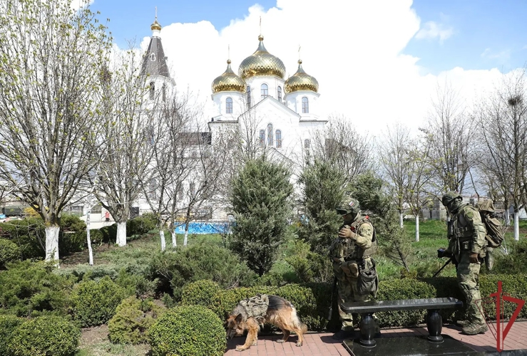 Военнослужащие и сотрудники Росгвардии приняли участие в пасхальных богослужениях в ДНР и ЛНР