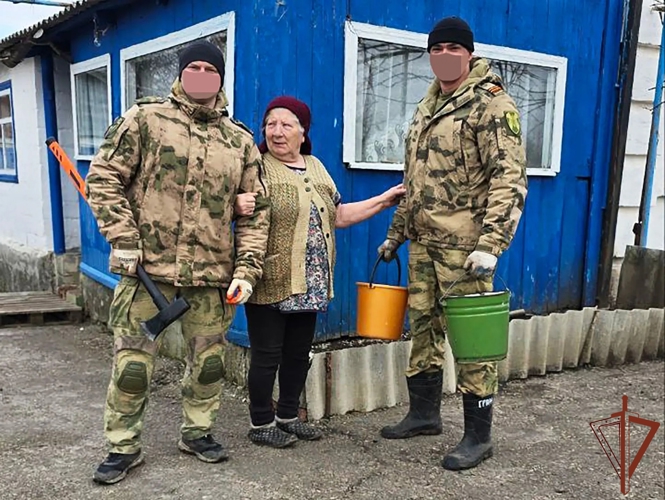 В ДНР росгвардейцы оказывают помощь местным жителям