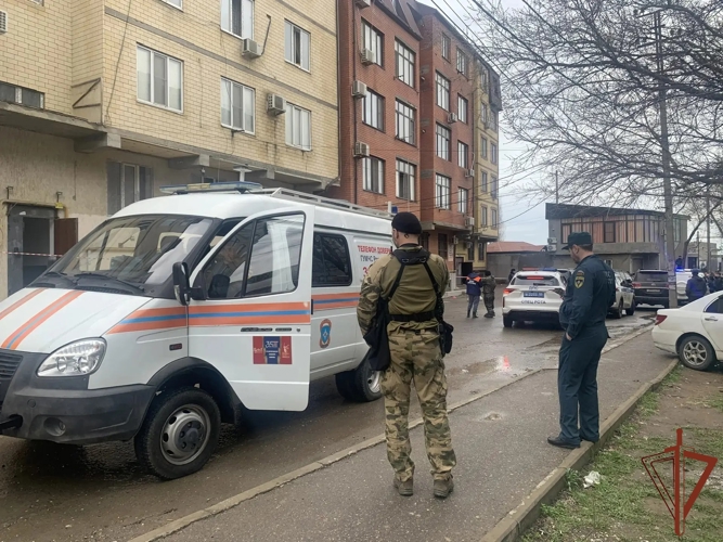 В Махачкале росгвардейцы обеспечили безопасную эвакуацию жителей из-за возникшей угрозы обрушения дома