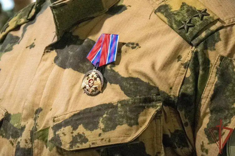 В ЛНР вручили награды отличившимся росгвардейцам