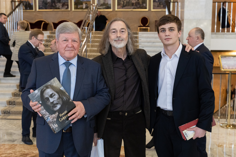 На главной сцене. Фотоальбом