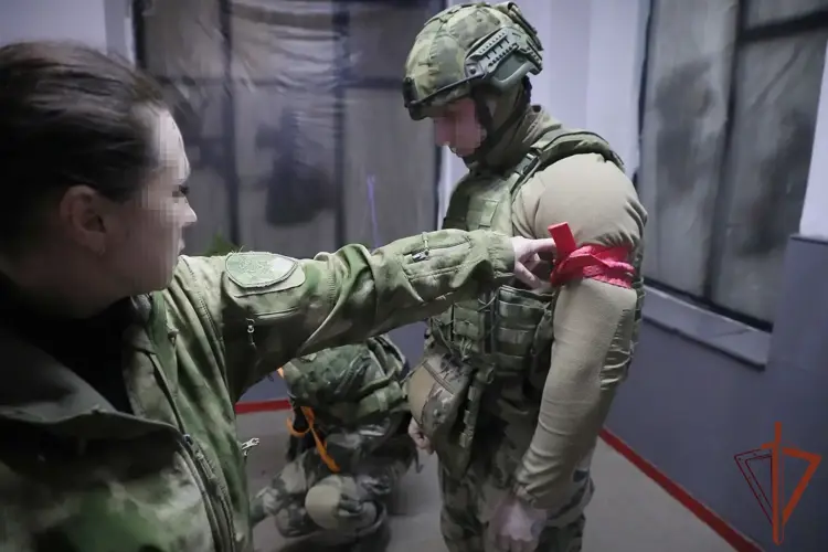 Медицинские специалисты Росгвардии встречают профессиональный праздник на передовой в зоне СВО (видео)