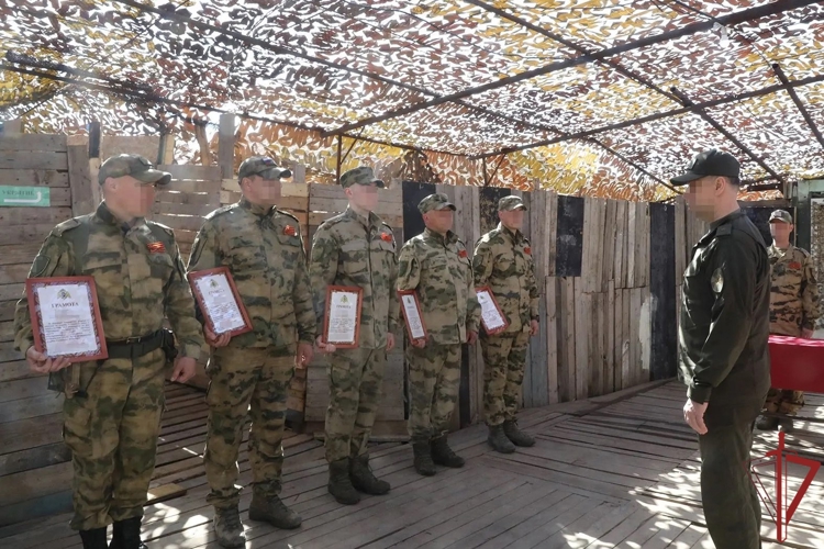 В день образования воинских частей и соединений по охране важных государственных объектов и специальных грузов командующий поздравил и наградил росгвардейцев в ДНР