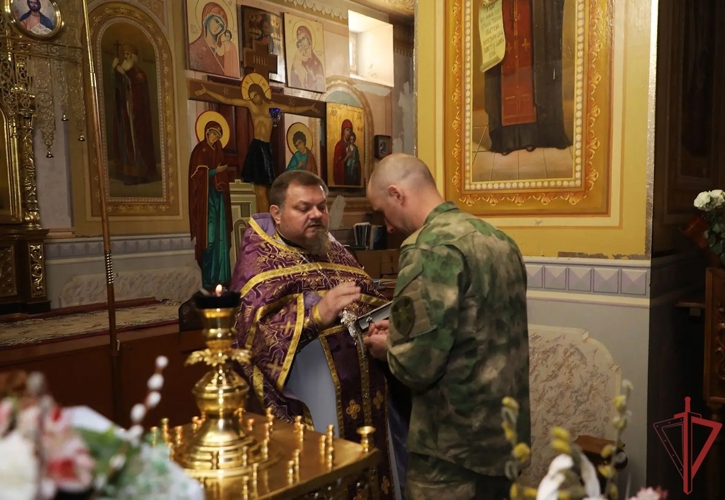 Военнослужащие и сотрудники Росгвардии приняли участие в пасхальных богослужениях в ДНР и ЛНР