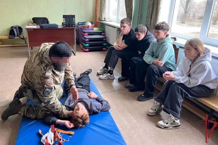 Занятие по тактической медицине провели росгвардейцы со школьниками в Херсонской области