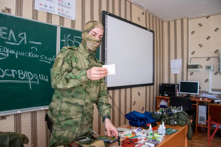 Росгвардейцы в ЛНР провели для школьников открытый урок по оказанию первой медицинской помощи