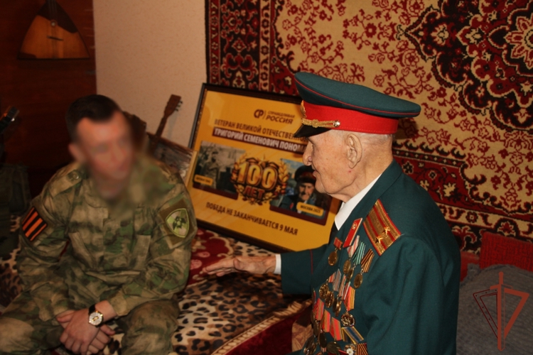 Представители Росгвардии поздравили со 100-летним юбилеем ветерана Великой Отечественной войны в ЛНР