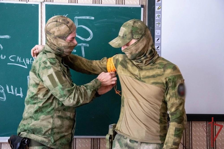 Росгвардейцы в ЛНР провели для школьников открытый урок по оказанию первой медицинской помощи