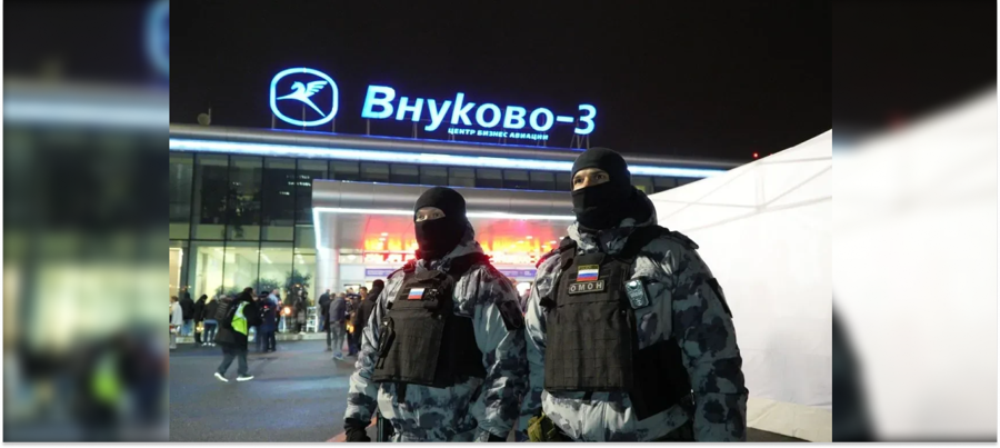 Сотрудники Росгвардии обеспечили безопасность во время прибытия Благодатного огня в Москву (видео)
