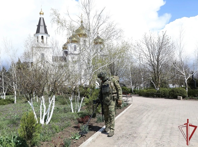 Военнослужащие и сотрудники Росгвардии приняли участие в пасхальных богослужениях в ДНР и ЛНР
