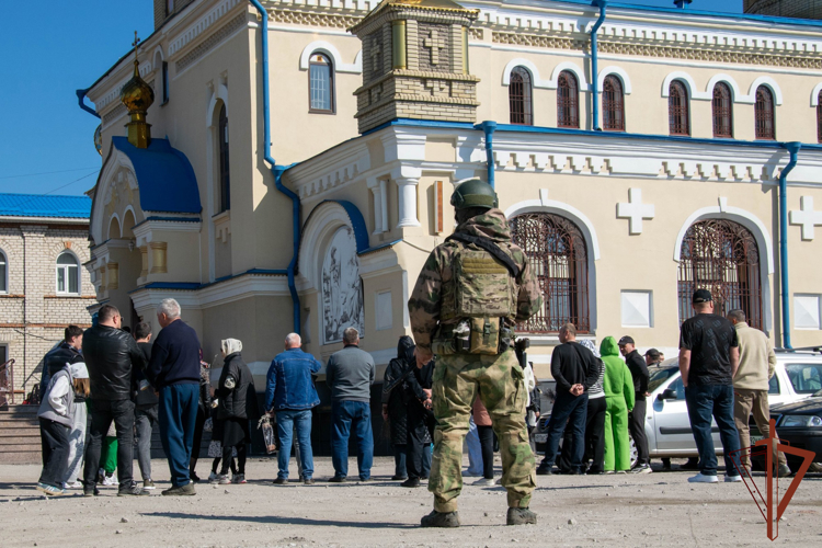В ЛНР росгвардейцы обеспечили безопасность верующих в Вербное воскресенье