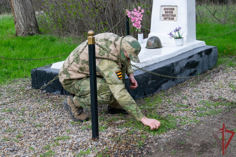 Росгвардейцы в ДНР и ЛНР благоустроили мемориальные места в честь героев Великой Отечественной войны (видео)