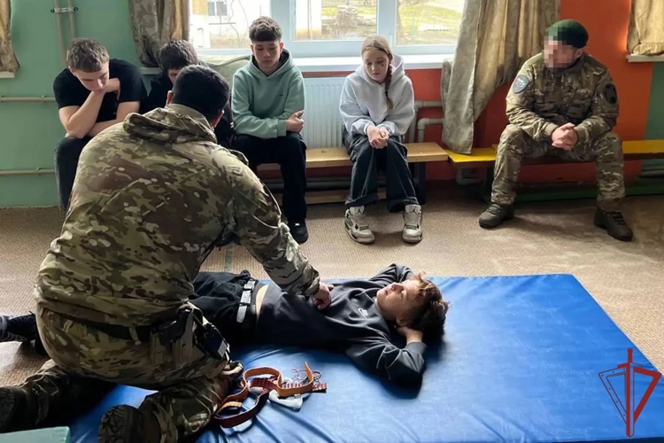 Занятие по тактической медицине провели росгвардейцы со школьниками в Херсонской области