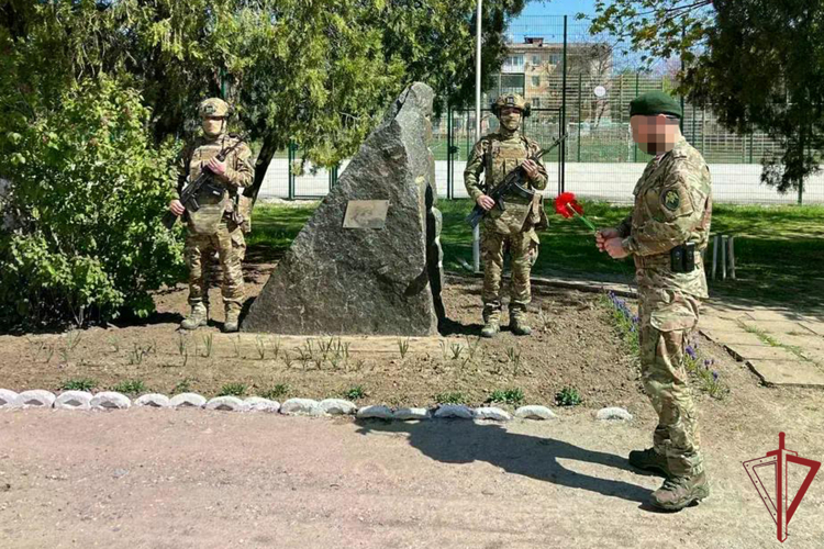 В Херсонской области росгвардейцы провели для школьников уроки мужества, посвященные Дню памяти жертв геноцида советского народа