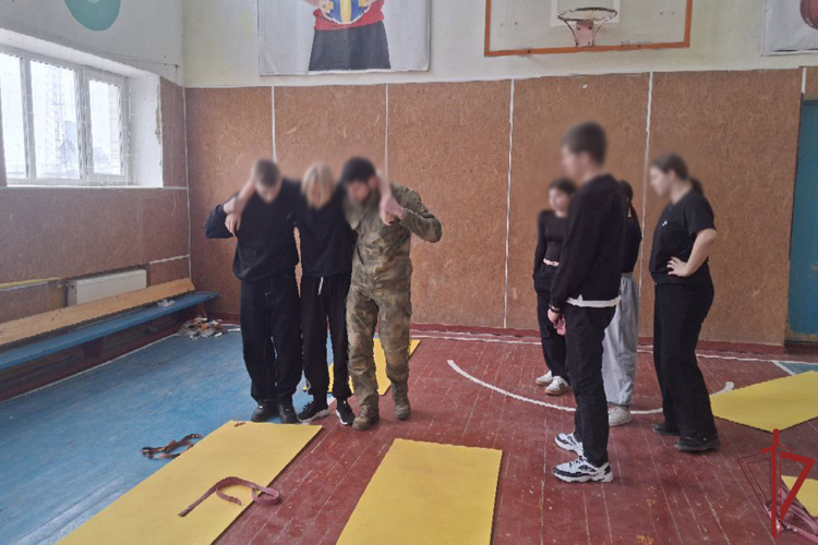 Военнослужащие Росгвардии провели патриотические встречи с молодежью в Херсонской и Запорожской областях