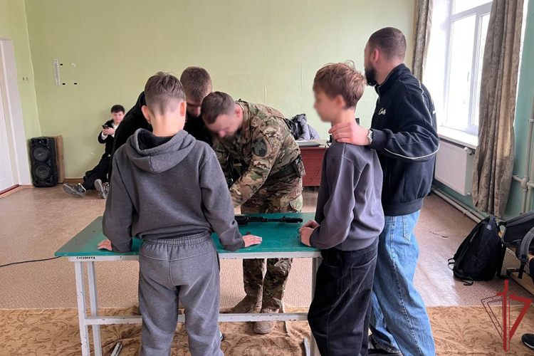 Военнослужащие Росгвардии провели патриотические встречи с молодежью в Херсонской и Запорожской областях