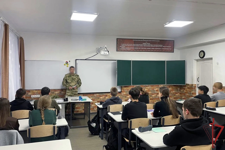 Военнослужащие Росгвардии провели патриотические встречи с молодежью в Херсонской и Запорожской областях
